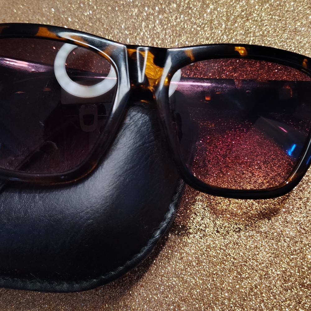 **Guess** Tortoise Shell Cheetah Print Sunglasses W/Free Case! No Damage